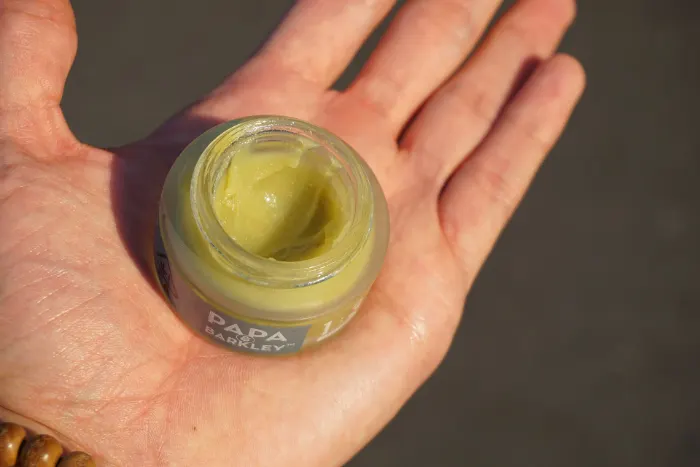 Hanfcreme in offenem Tiegel